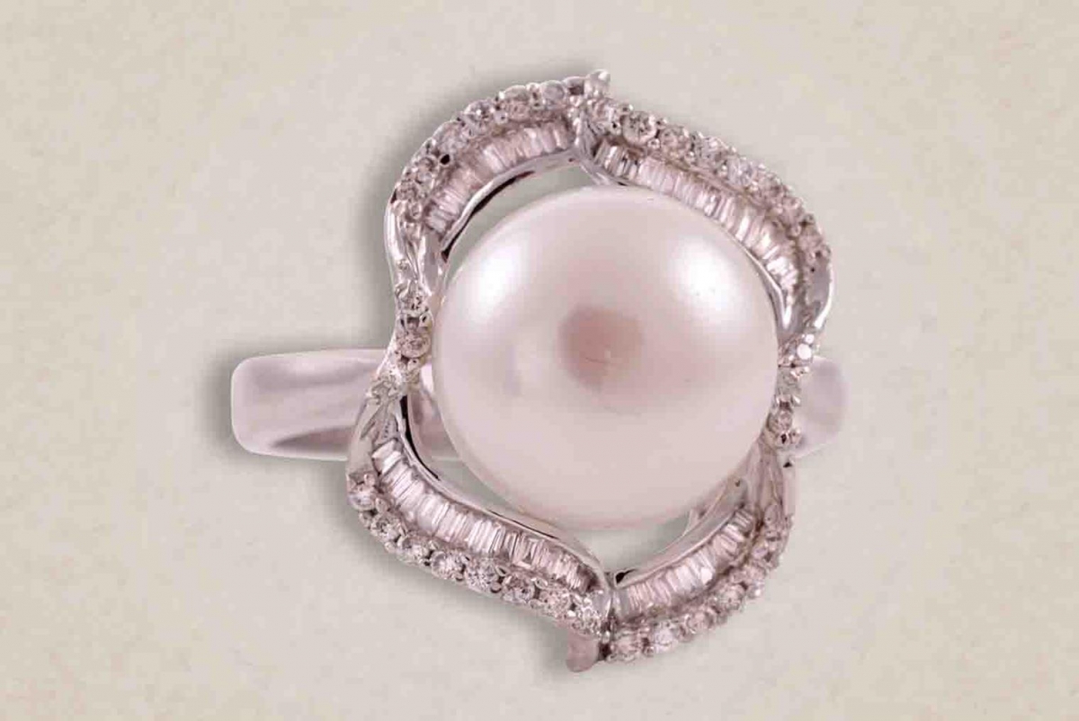 Pearl and Diamond Ring with centre button-shaped white Pearl